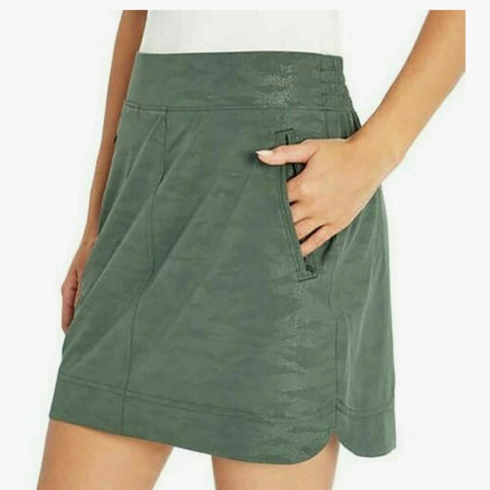 Orvis Women’s Camo/Green Embossed Pull On Travel Skort